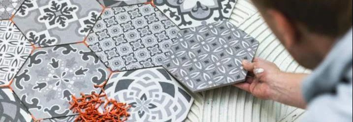 Person verlegt sechseckige Fliesen